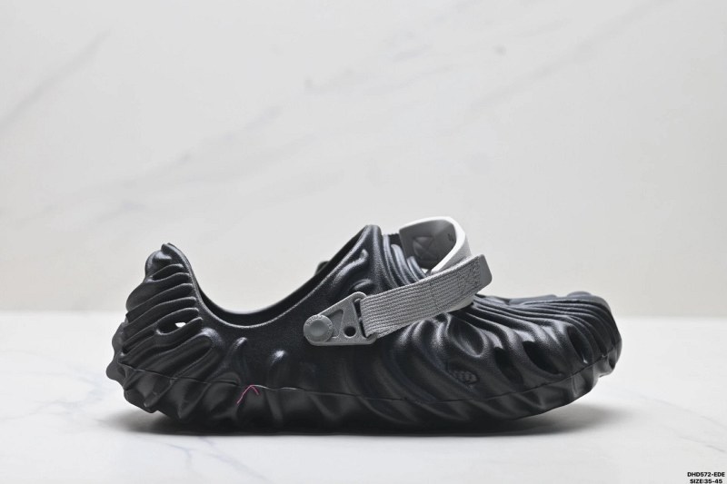 Crocs Unisex Slippers, Black Review: Trail Mode, Free Mode and the Narrow-Ankle Catch